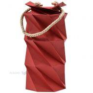 Salokāms sarkans dāvanu maiss ar virves rokturiem  diam. 13cm augstums 35cm