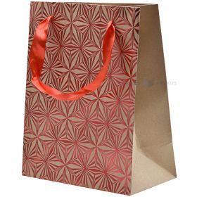 Kraftpapīra dāvanu maiss ar sarkanu ziedu reljefā apdruku un ar lentes rokturiem 18+10x23cm