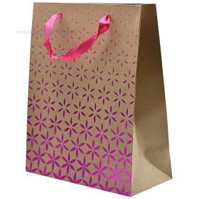 Kraftpapīra dāvanu maiss ar rozā ziedu reljefā apdruku un ar lentes rokturiem 26+12x32cm