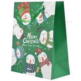 Zaļš papīra dāvanu maiss ar vērojoša sniegavīra aplī apdruku ar lentes rokturiem 26+12x32cm