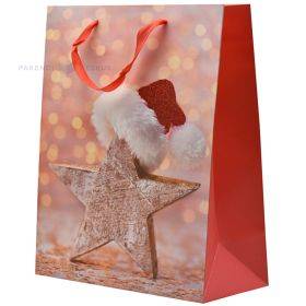 Papīra dāvanu maiss ar zvaigznes ar cepuri apdruku ar lentes rokturiem  26+12x32cm