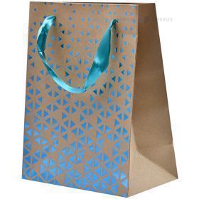 Kraftpapīra maiss ar gaiši zilu rombu reljefa apdruku un ar lentes rokturiem 18+10x23cm