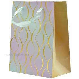 Papīra dāvanu maiss ar zelta krāsas līnijām ar lentes rokturiem 18+10x23cm