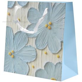 Balts papīra maiss ar gaiši zilu ziedu apdruku un ar lentes rokturiem 25+10x25cm