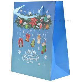 Zils papīra dāvanu maiss ar Ziemassvētku vainaga un dekorāciju apdruku ar lentes rokturiem 26+12x32cm