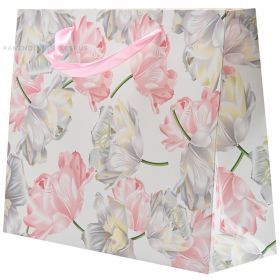 Balts papīra dāvanu maiss ar rozā un pelēku ziedu apdruku un ar lentes rokturiem 26+11x32cm